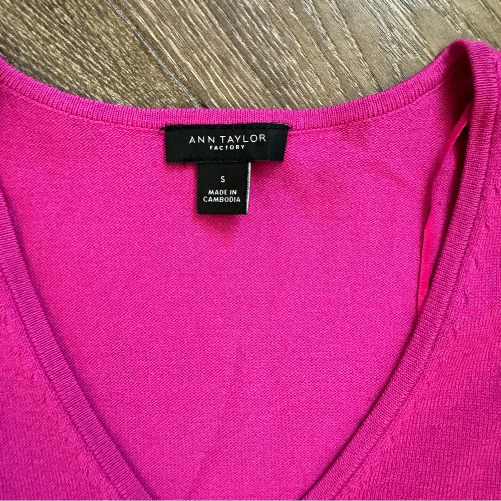 Women’s Ann Taylor Factory Flutter Sleeve V-Neck Sweater Top Size S LIKE NEW! - Picture 5 of 5